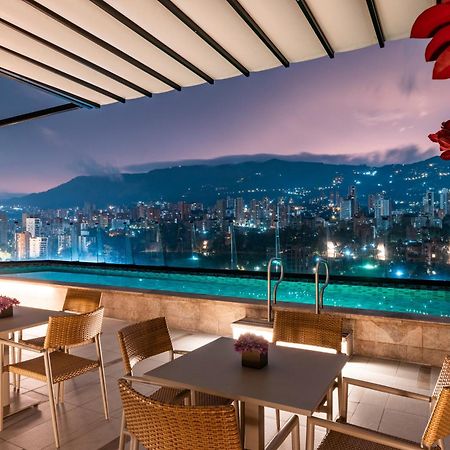 Hotel York Luxury Suites Medellin By Preferred Dış mekan fotoğraf The rooftop pool at the hotel
