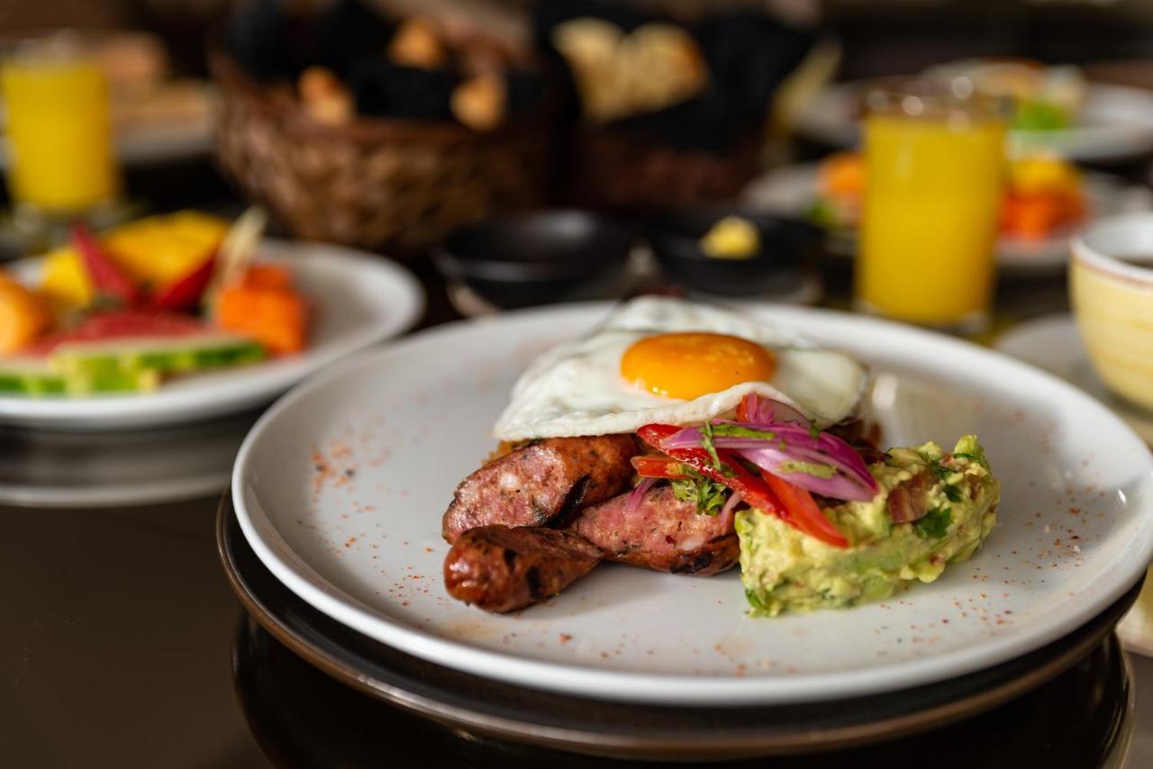 Hotel York Luxury Suites Medellin By Preferred Dış mekan fotoğraf Breakfast at the hotel