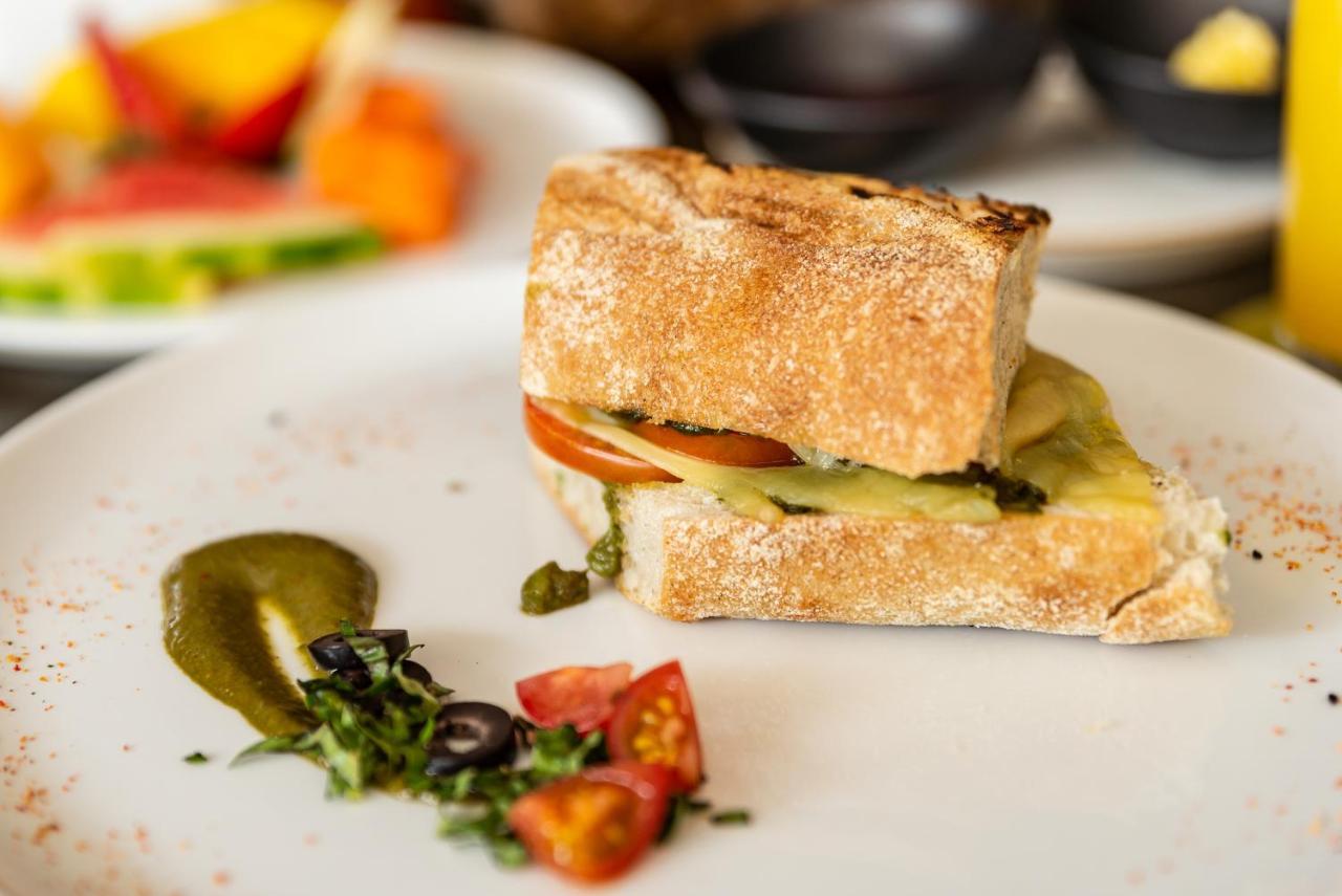 Hotel York Luxury Suites Medellin By Preferred Dış mekan fotoğraf A quiche with a crust of bread
