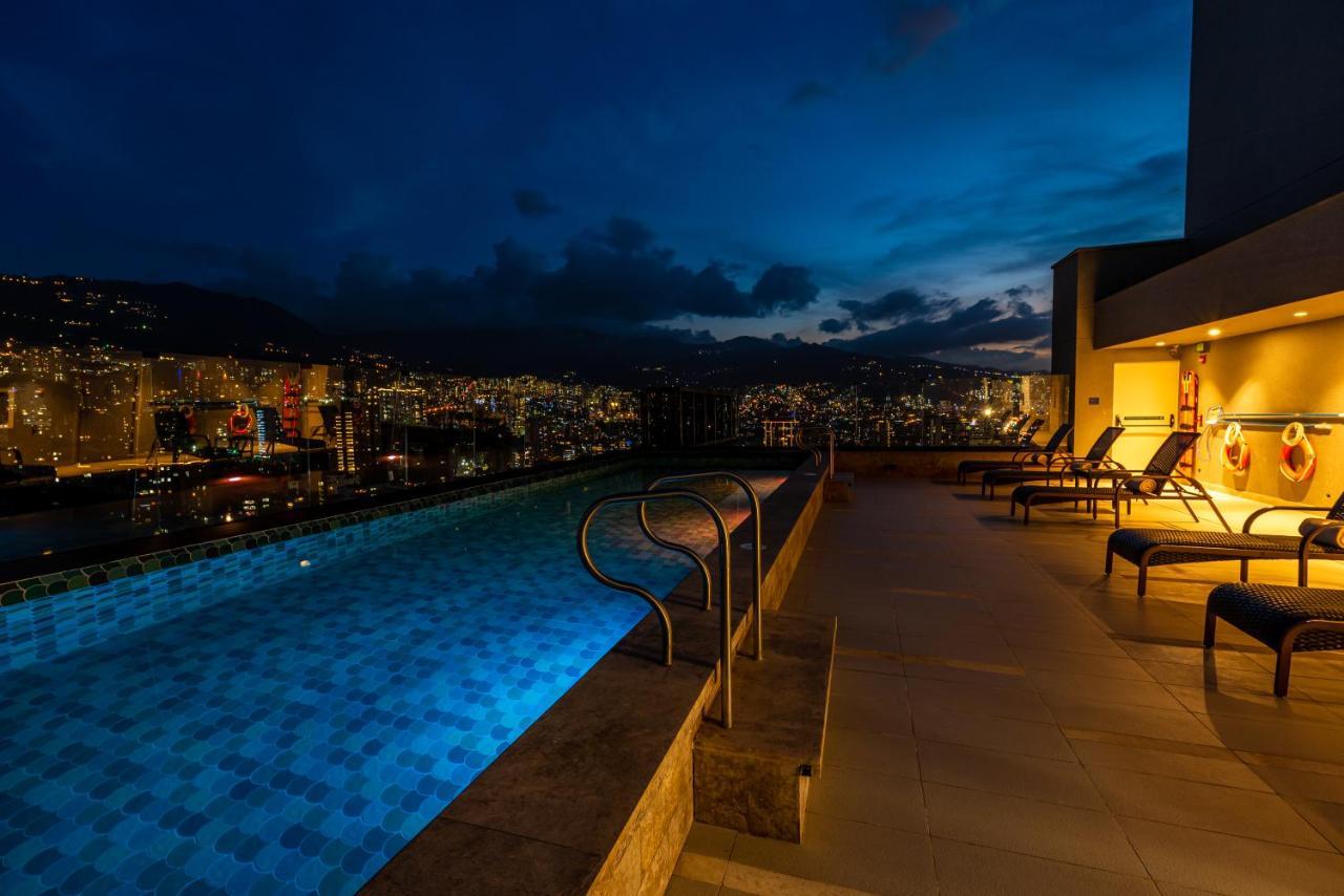 Hotel York Luxury Suites Medellin By Preferred Dış mekan fotoğraf Rooftop pool at the Hotel