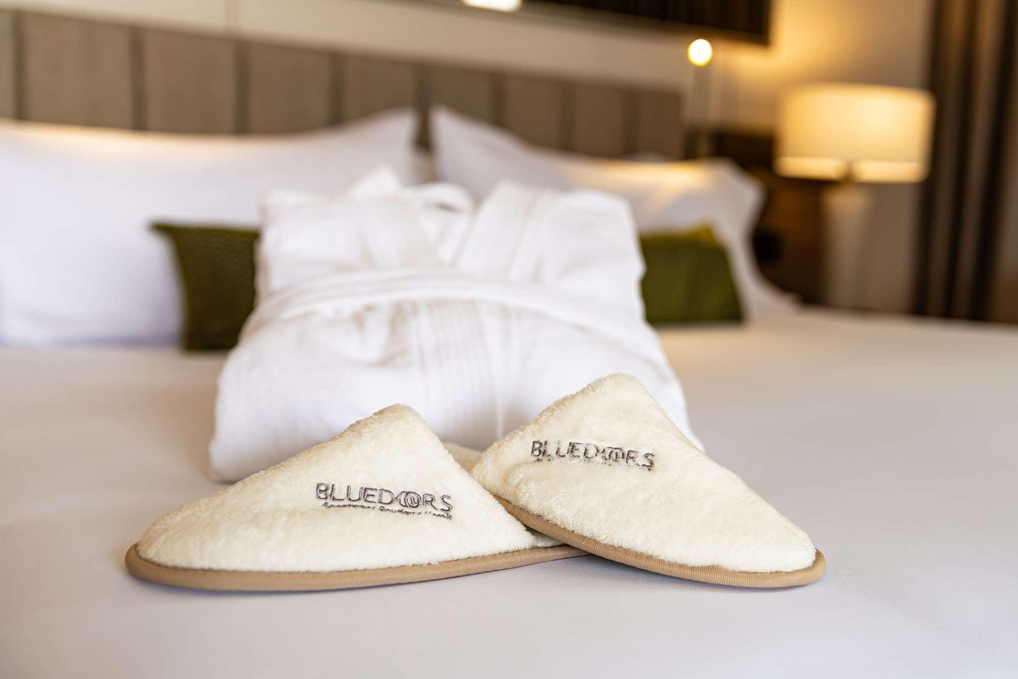 Hotel York Luxury Suites Medellin By Preferred Dış mekan fotoğraf A pair of hotel slippers