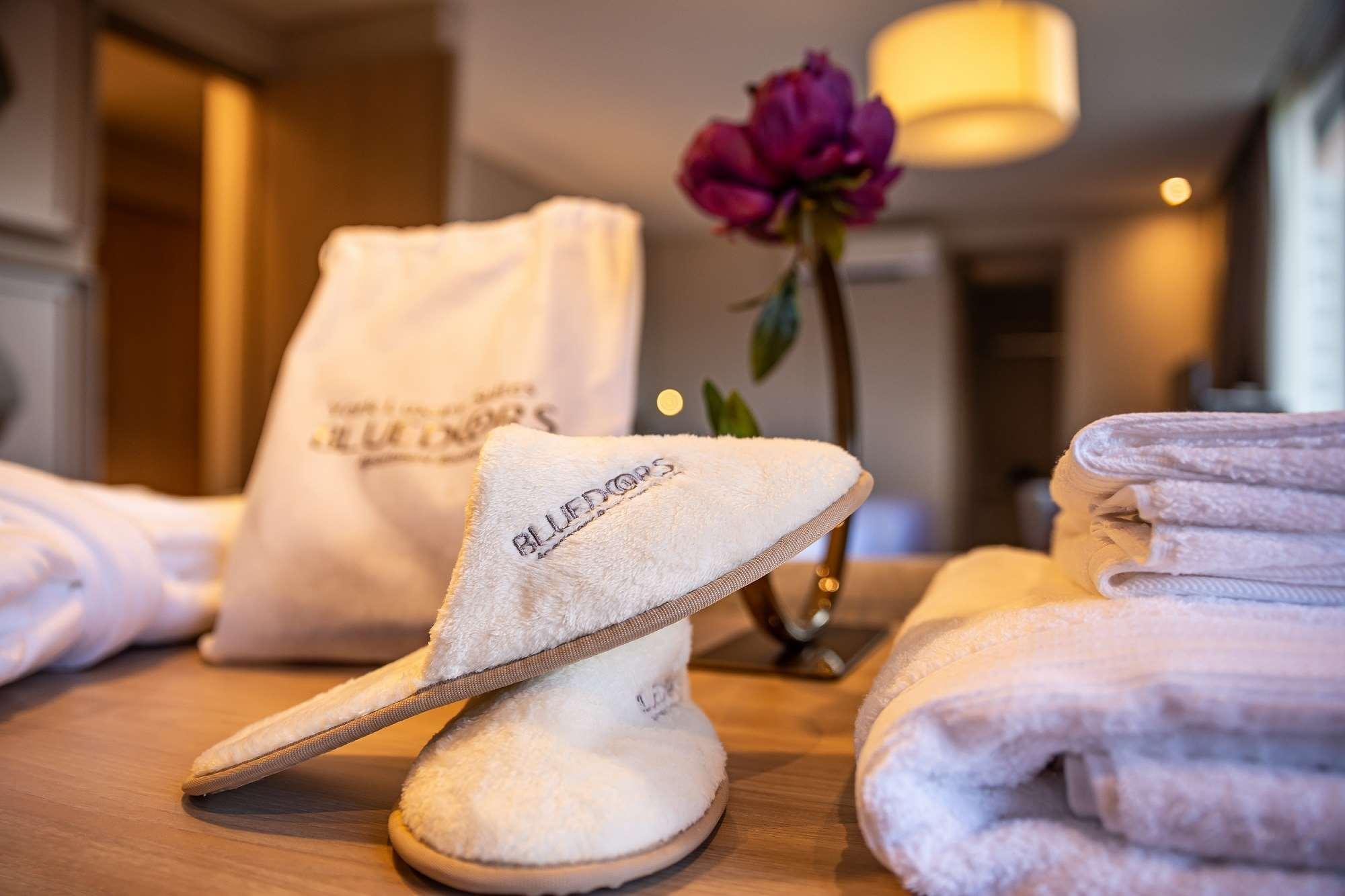 Hotel York Luxury Suites Medellin By Preferred Dış mekan fotoğraf A pair of hotel slippers