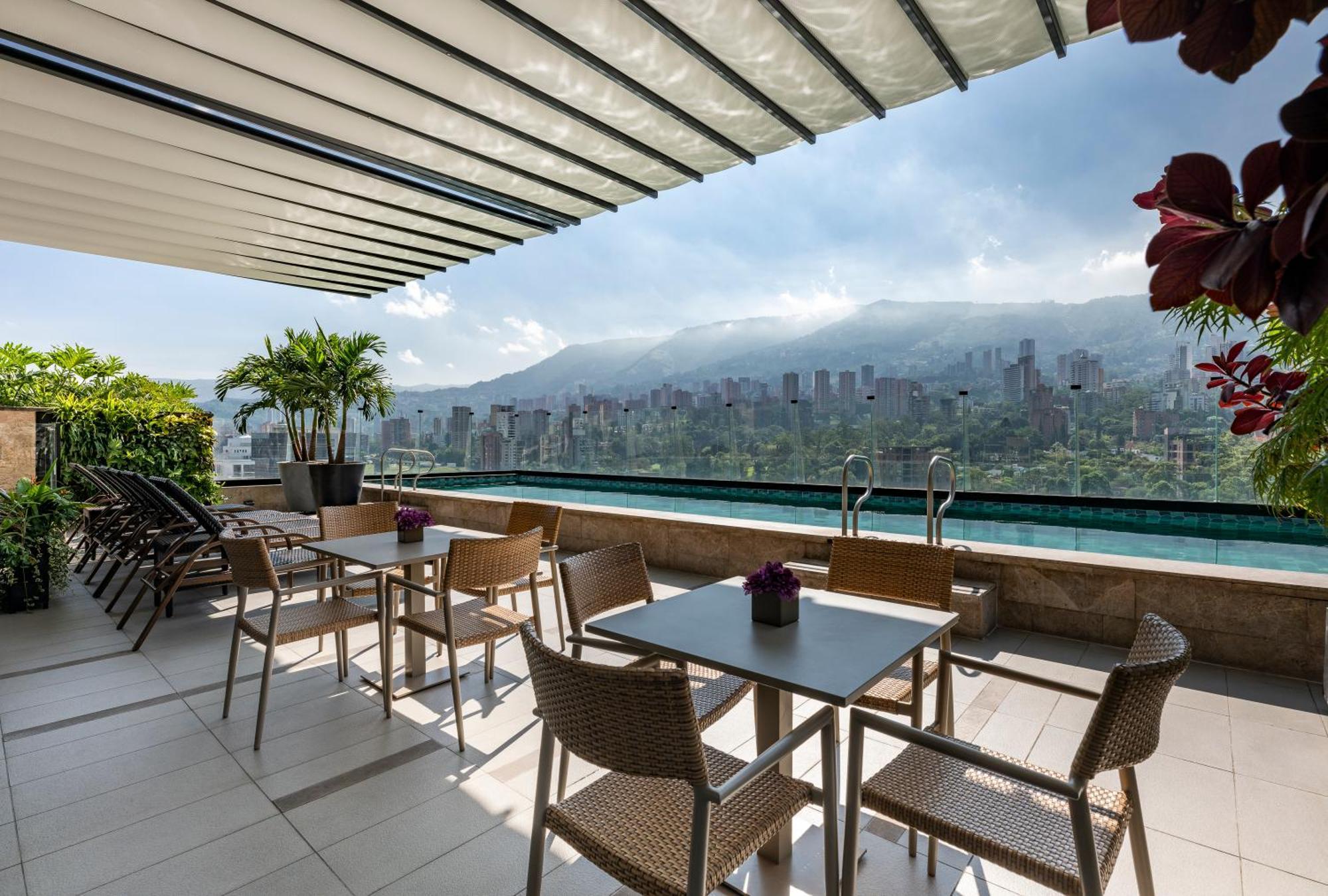 Hotel York Luxury Suites Medellin By Preferred Dış mekan fotoğraf The rooftop pool at the hotel