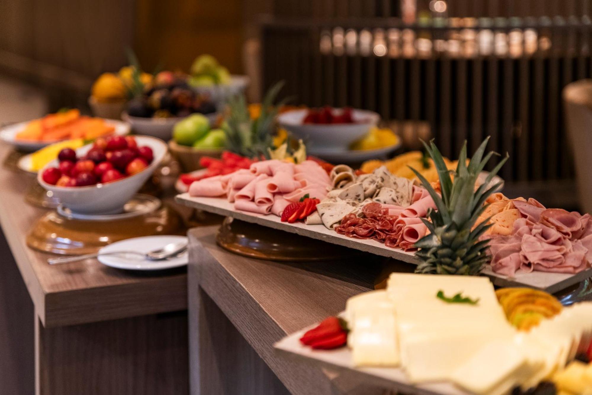 Hotel York Luxury Suites Medellin By Preferred Dış mekan fotoğraf A buffet at a hotel