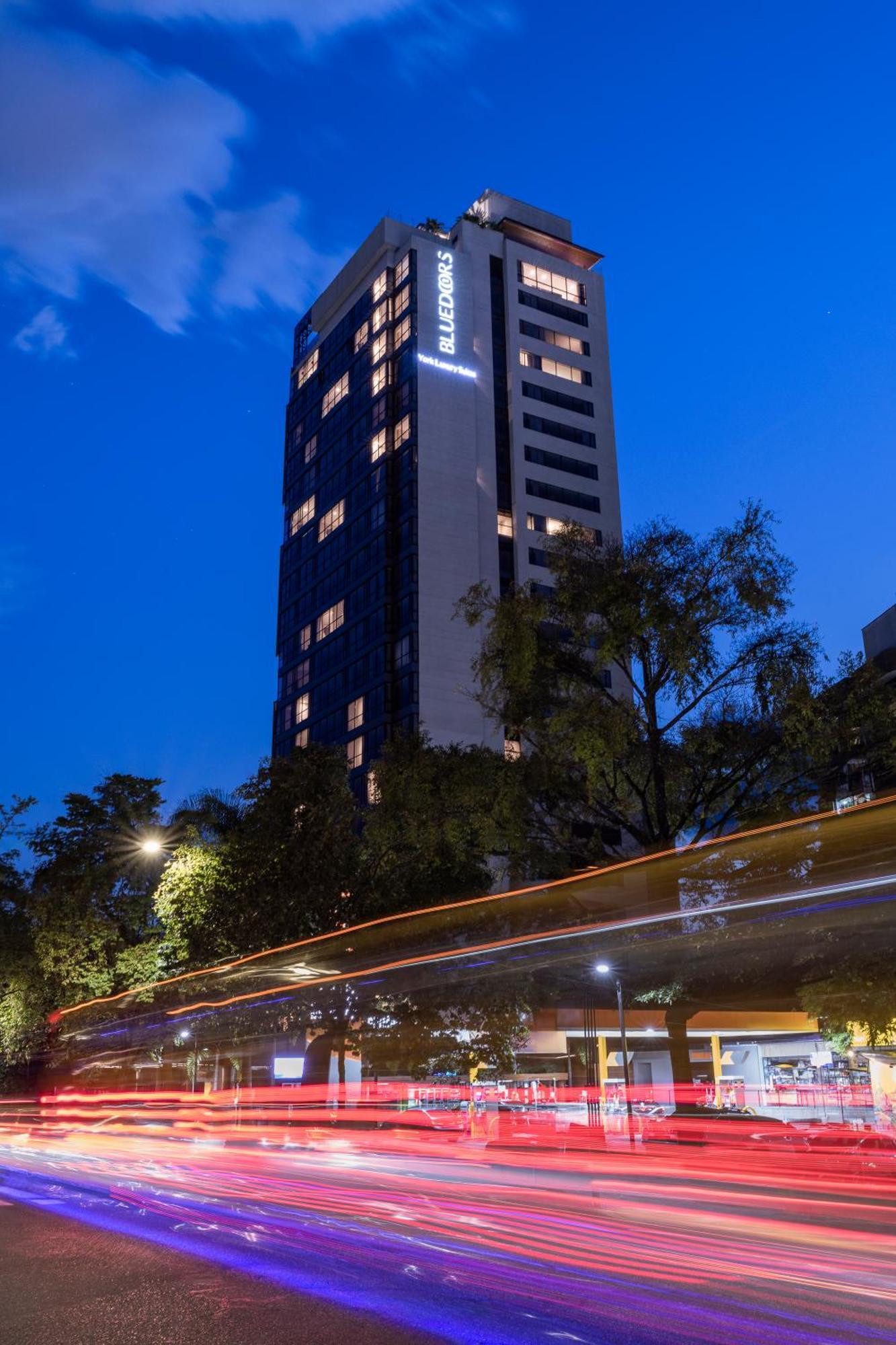 Hotel York Luxury Suites Medellin By Preferred Dış mekan fotoğraf The hotel at night