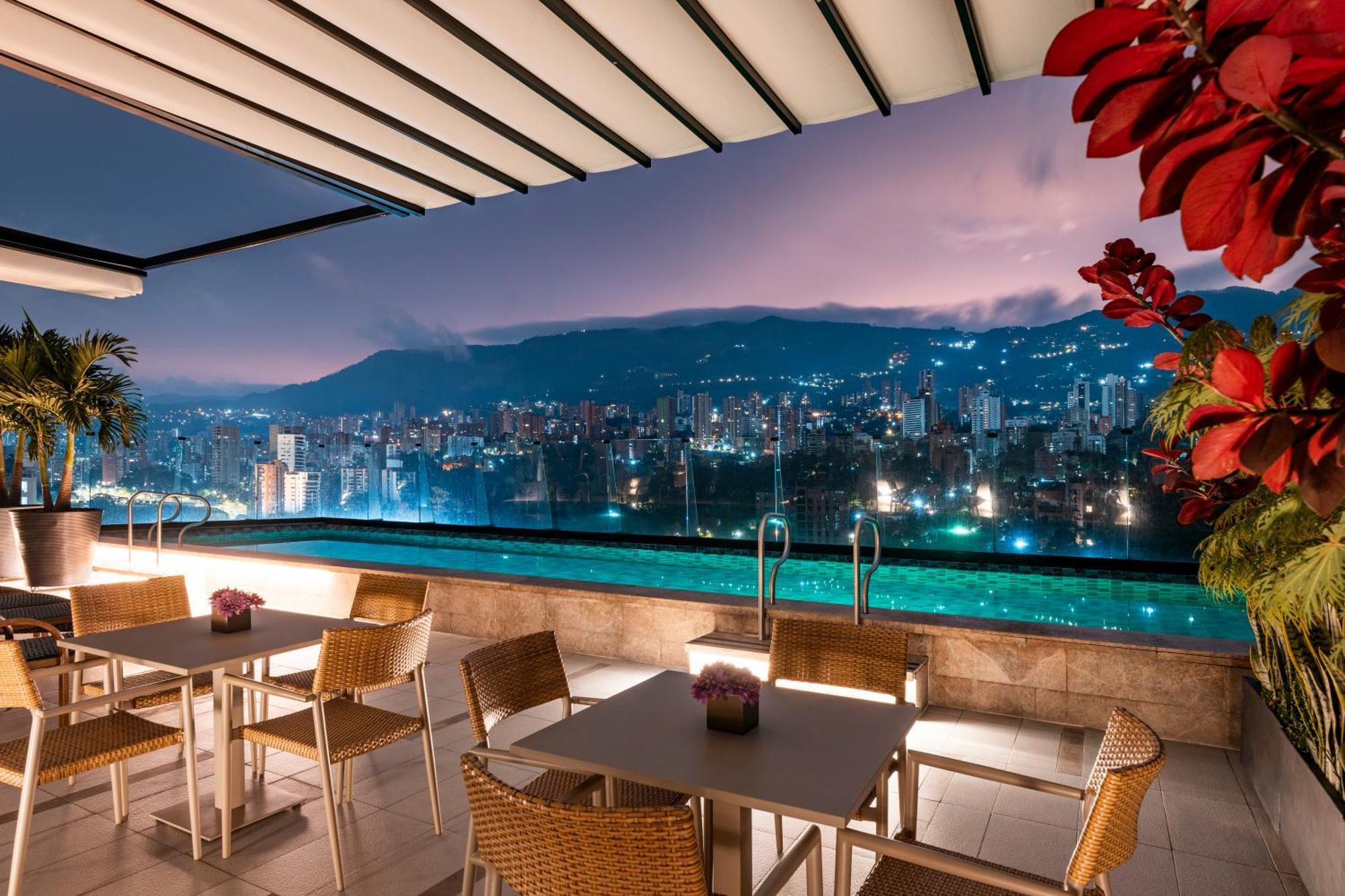 Hotel York Luxury Suites Medellin By Preferred Dış mekan fotoğraf The rooftop pool at the hotel