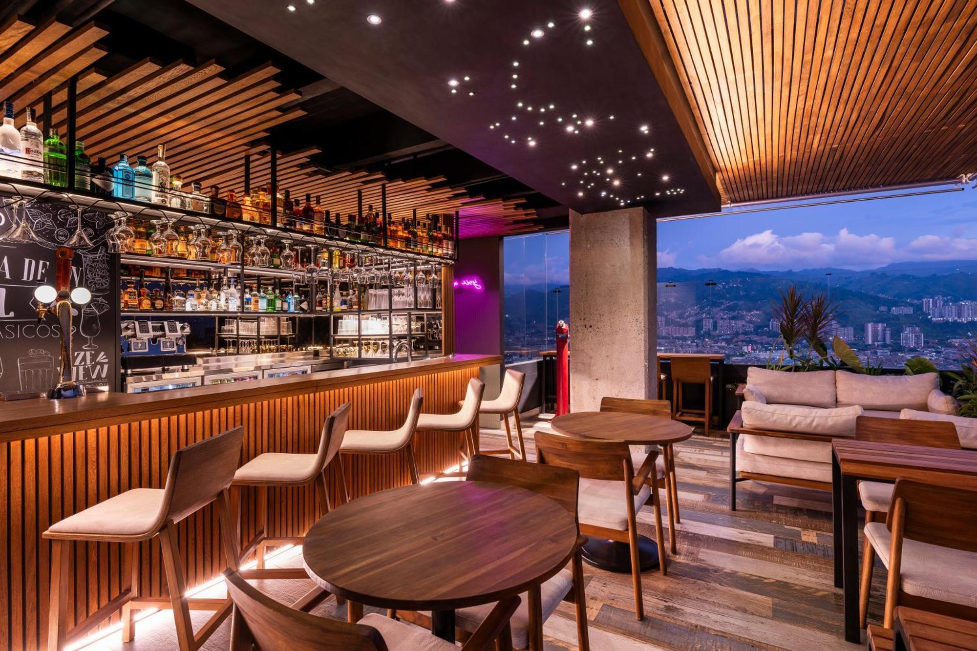 Hotel York Luxury Suites Medellin By Preferred Dış mekan fotoğraf The bar at the 360° Sky Lounge