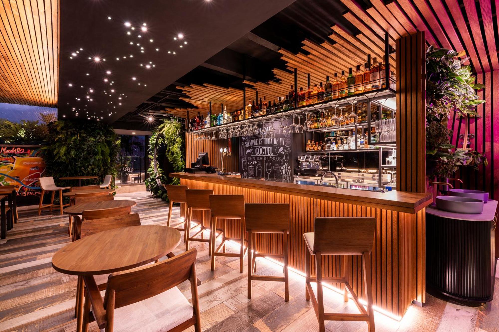 Hotel York Luxury Suites Medellin By Preferred Dış mekan fotoğraf The bar at the 101 Skybar