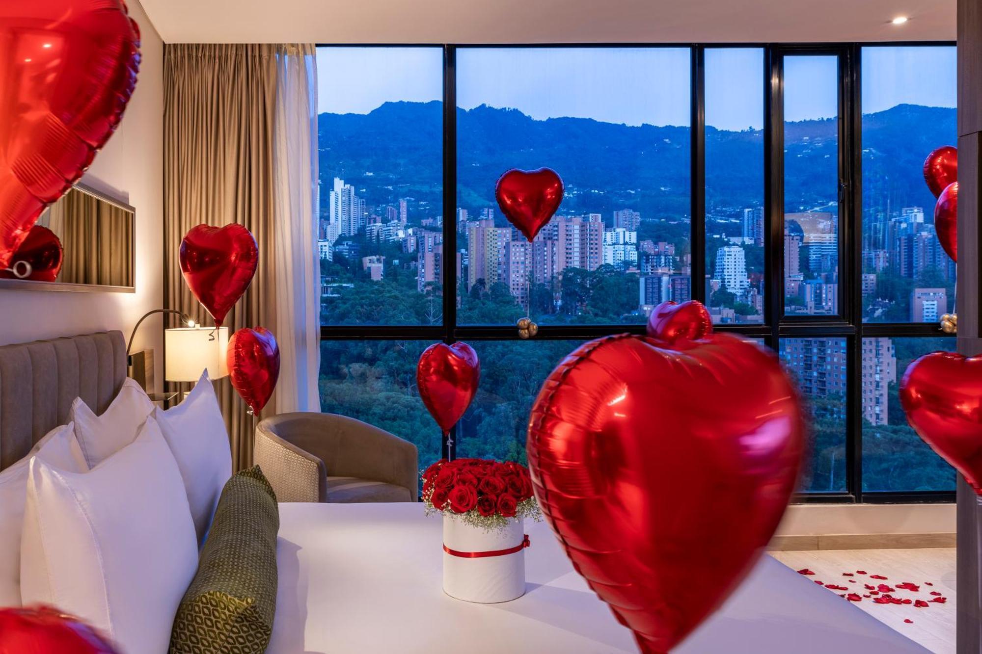 Hotel York Luxury Suites Medellin By Preferred Dış mekan fotoğraf A bedroom decorated for Valentine's Day