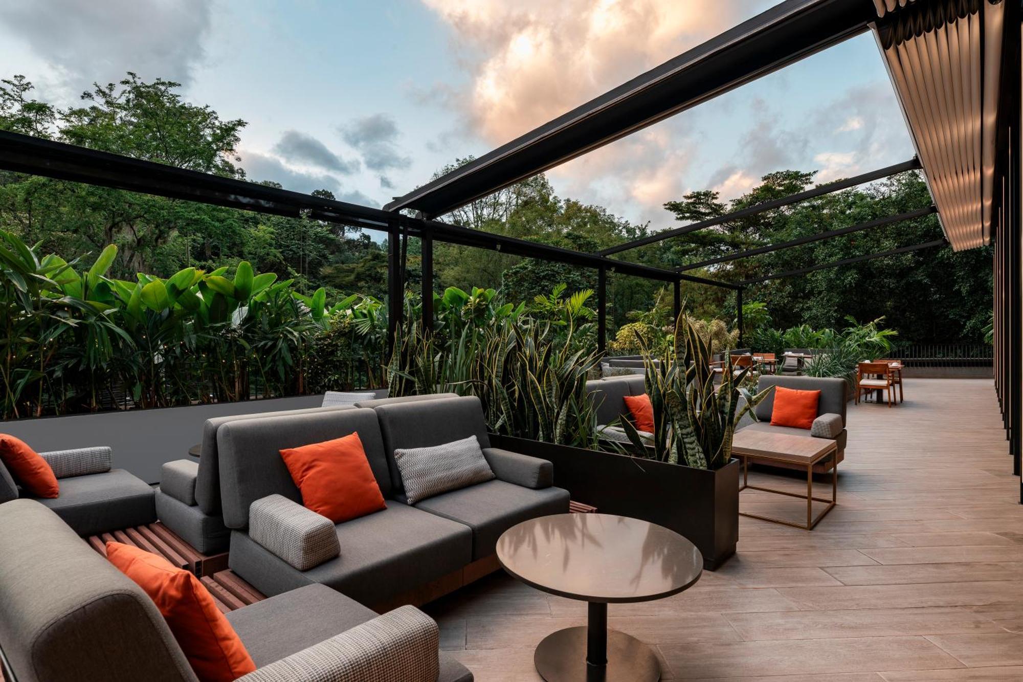 Hotel York Luxury Suites Medellin By Preferred Dış mekan fotoğraf The rooftop lounge at the hotel