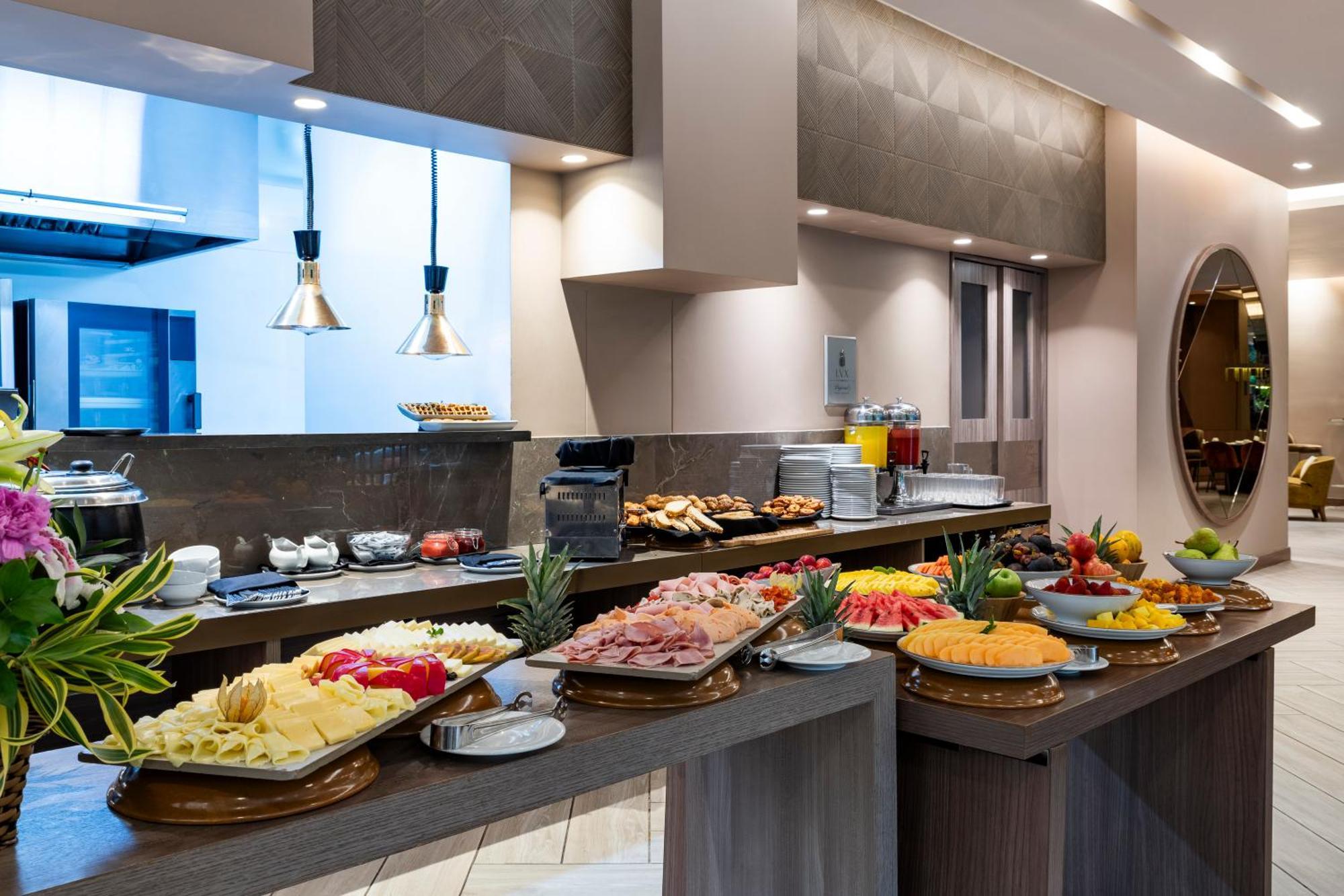 Hotel York Luxury Suites Medellin By Preferred Dış mekan fotoğraf A buffet at a hotel