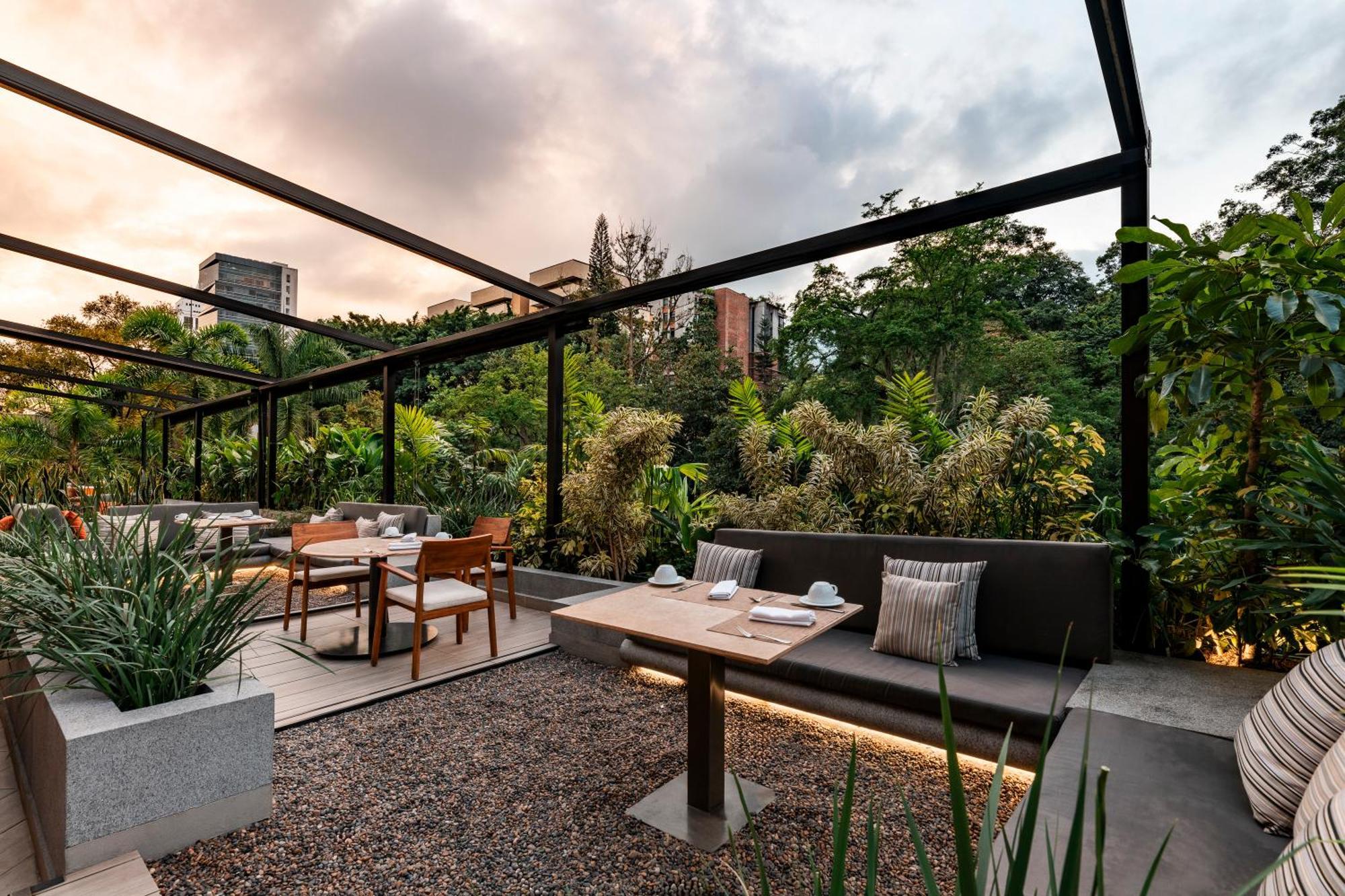 Hotel York Luxury Suites Medellin By Preferred Dış mekan fotoğraf The rooftop garden at the restaurant